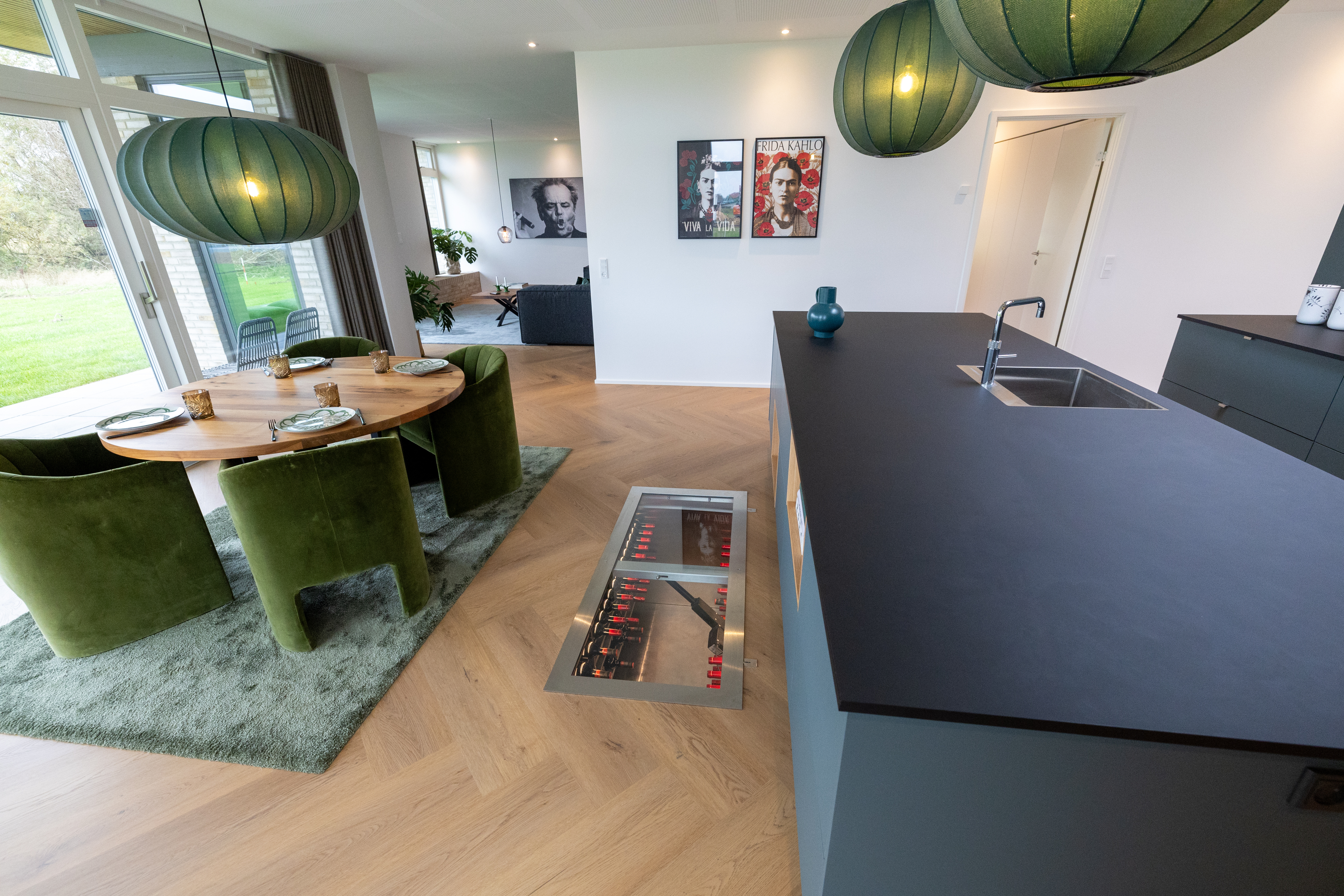 Vinkjeller under kjøkken med glassluke og integrert design