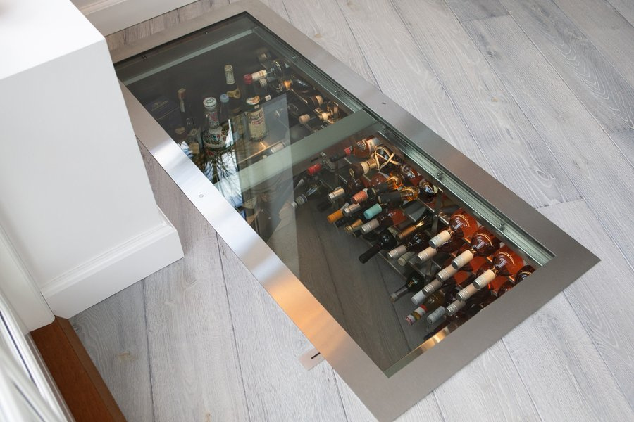 Glassdør på spesialmål til vinkjeller med elegant design